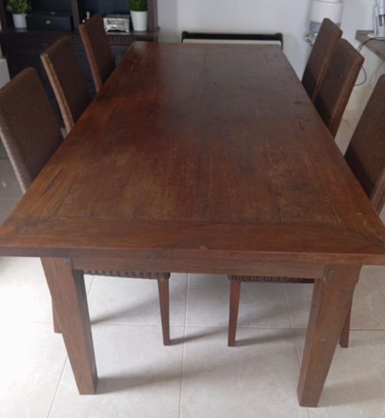 Großer brauner Holztisch mit 6 Stühle