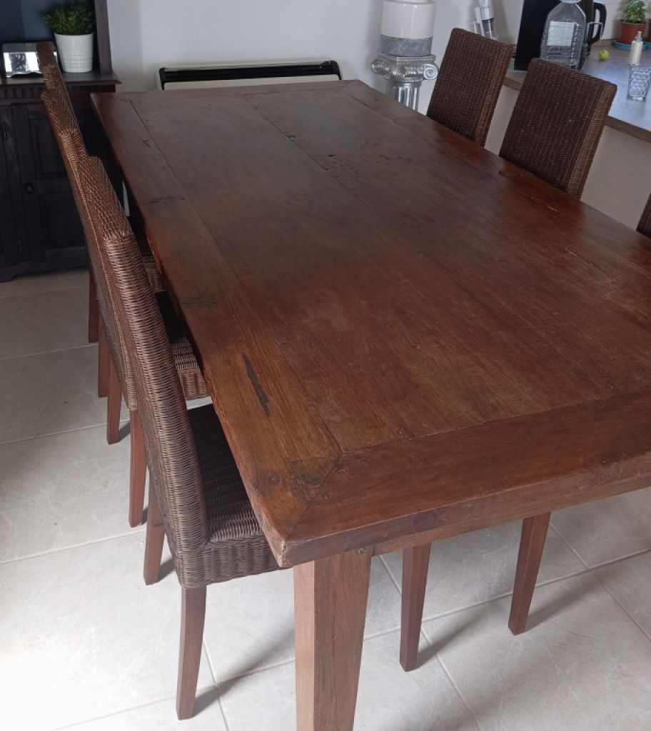 Großer brauner Holztisch mit 6 Stühle