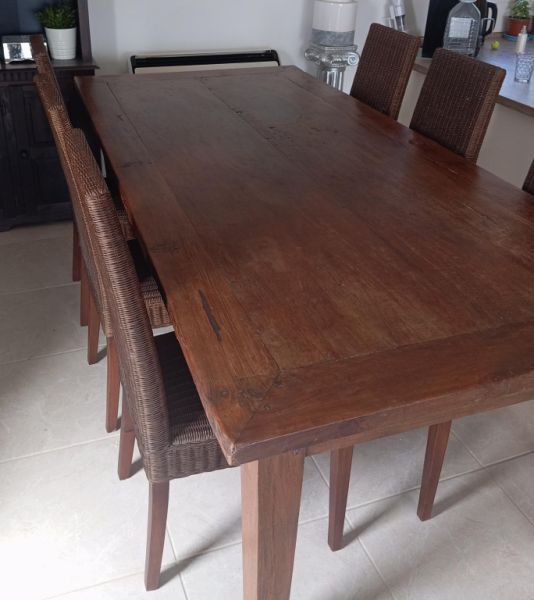 Großer brauner Holztisch mit 6 Stühle