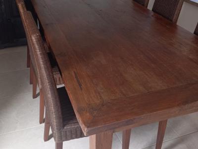 Großer brauner Holztisch mit 6 Stühle