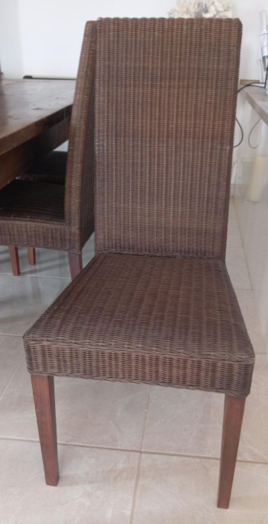 Großer brauner Holztisch mit 6 Stühle