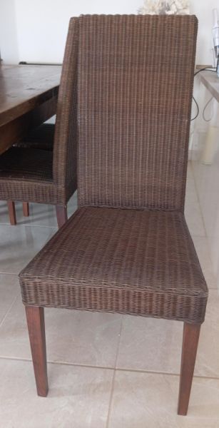 Großer brauner Holztisch mit 6 Stühle