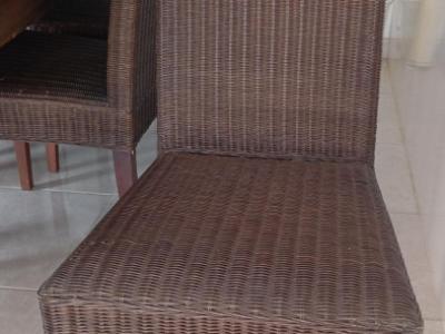 Großer brauner Holztisch mit 6 Stühle