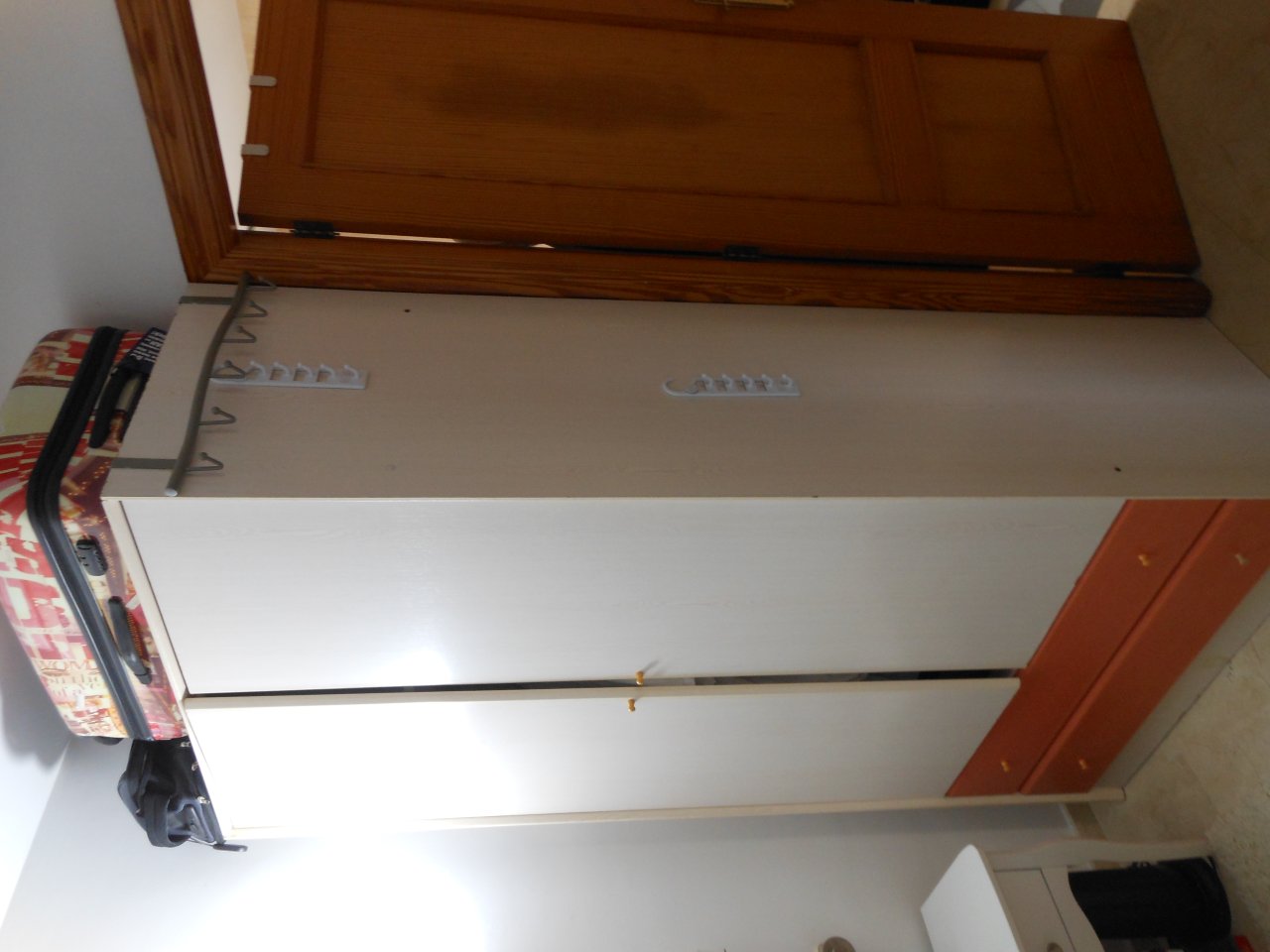 Großer Kleiderschrank  Höhe:210 cm ,Breite:100 cm , Tiefe : 58 cm,