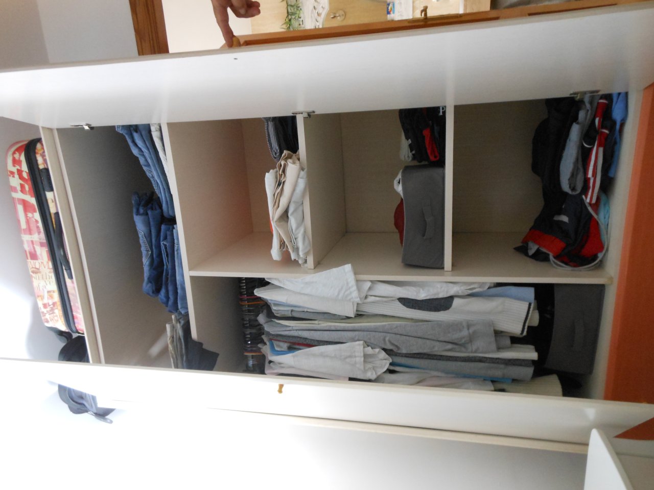 Großer Kleiderschrank  Höhe:210 cm ,Breite:100 cm , Tiefe : 58 cm,