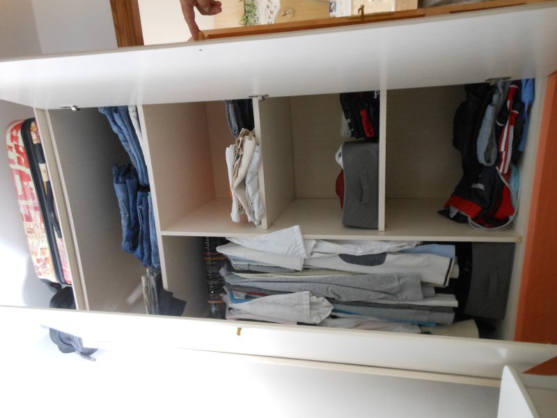 Großer Kleiderschrank  Höhe:210 cm ,Breite:100 cm , Tiefe : 58 cm,