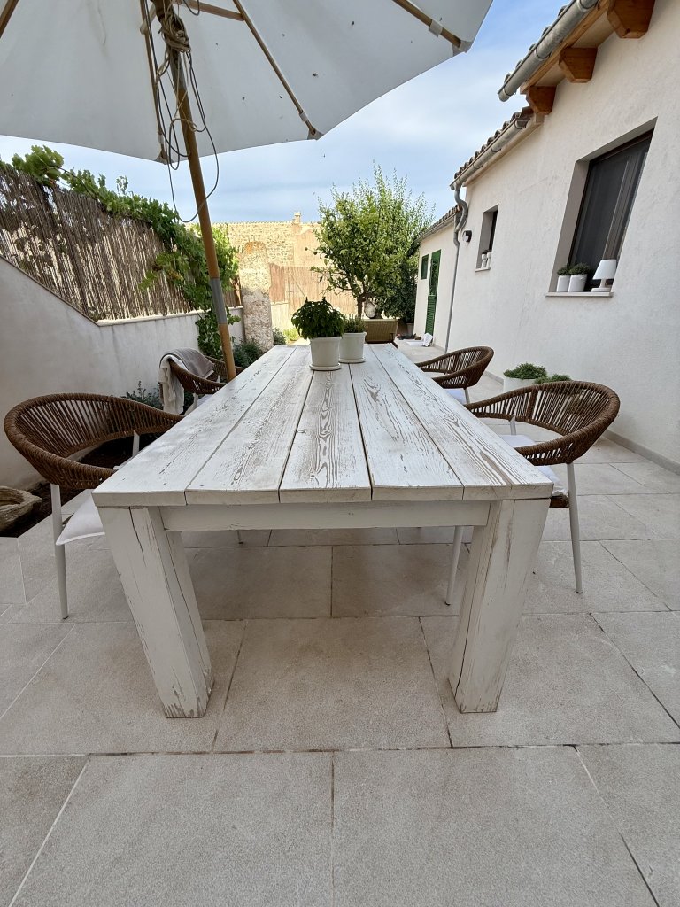 Mesa grande y maciza de madera en venta