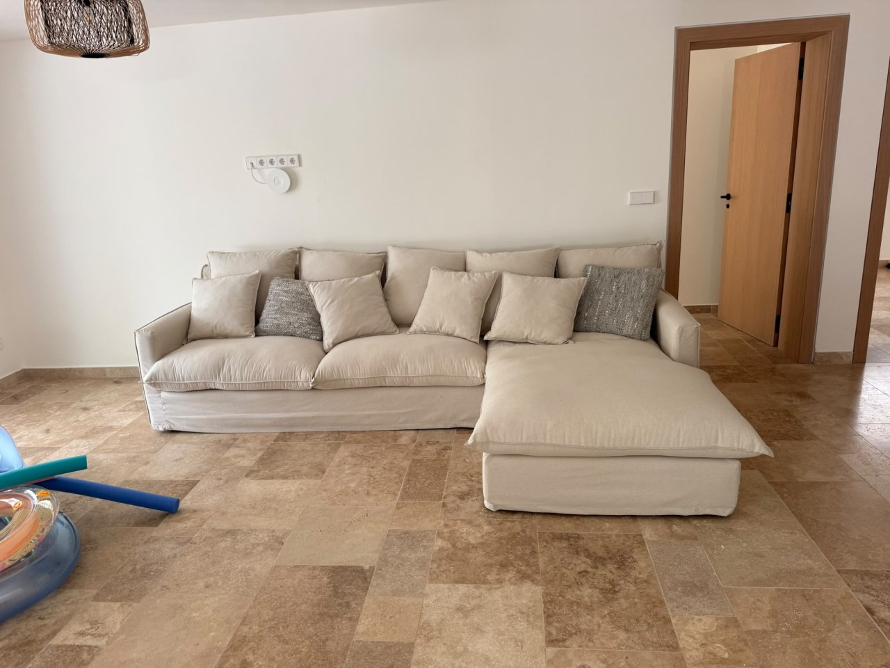 Large corner sofa / L-shaped sofa in beige, almost like new