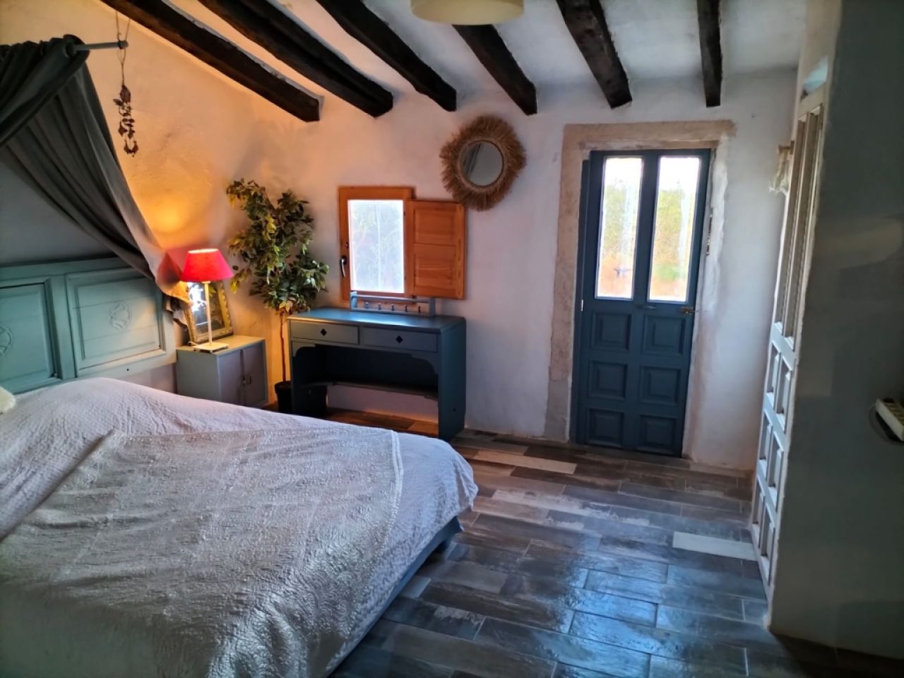 habitación grande y luminosa, amueblada, minicineca, baño con ducha, WLAN, parte de jardín, balcón, piscina.