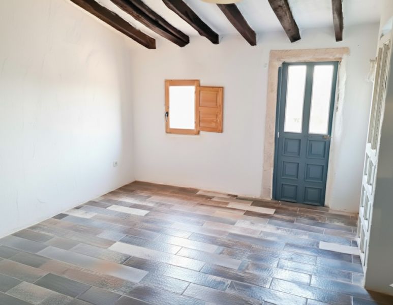 large bright room, furnished, small kitchenette, shower room, WLAN, garden share, balcony, pool.