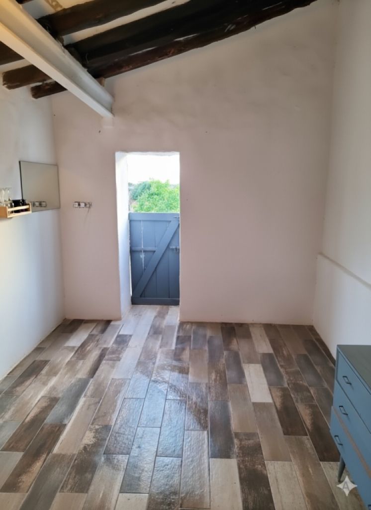 large bright room, furnished, small kitchenette, shower room, WLAN, garden share, balcony, pool.