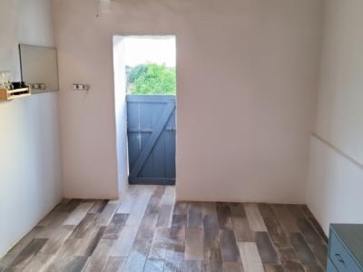 large bright room, furnished, small kitchenette, shower room, WLAN, garden share, balcony, pool.