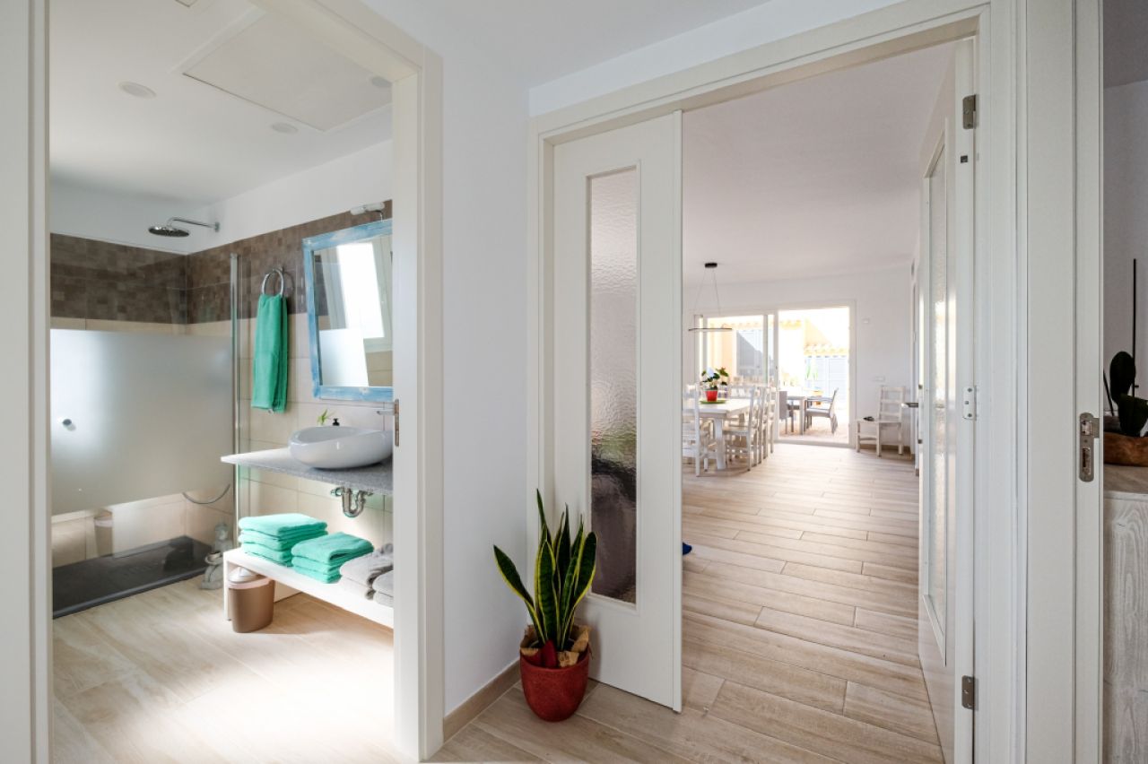 Amplia casa adosada con piscina y azotea en SIllot