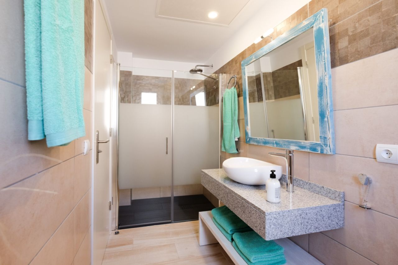 Großzügiges Reihenhaus mit Pool und Dachterrasse in SIllot