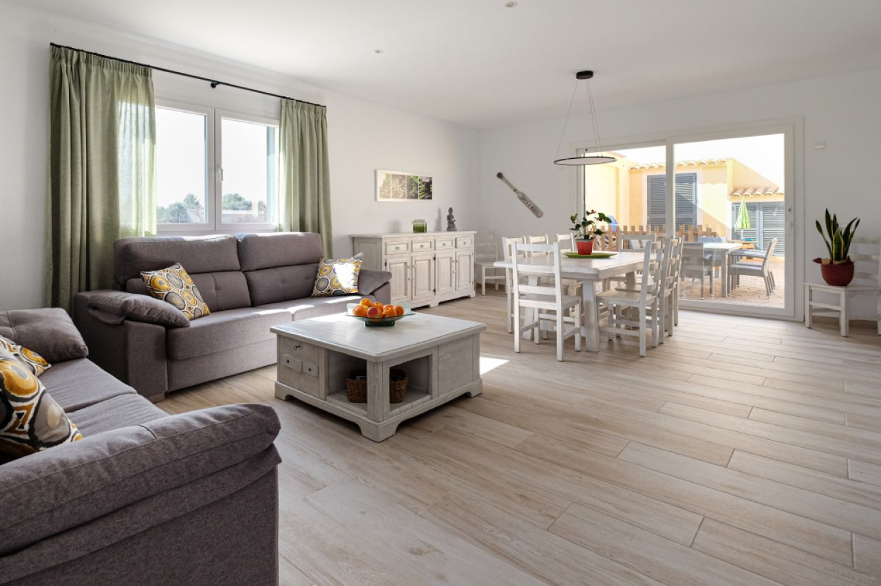 Großzügiges Reihenhaus mit Pool und Dachterrasse in SIllot