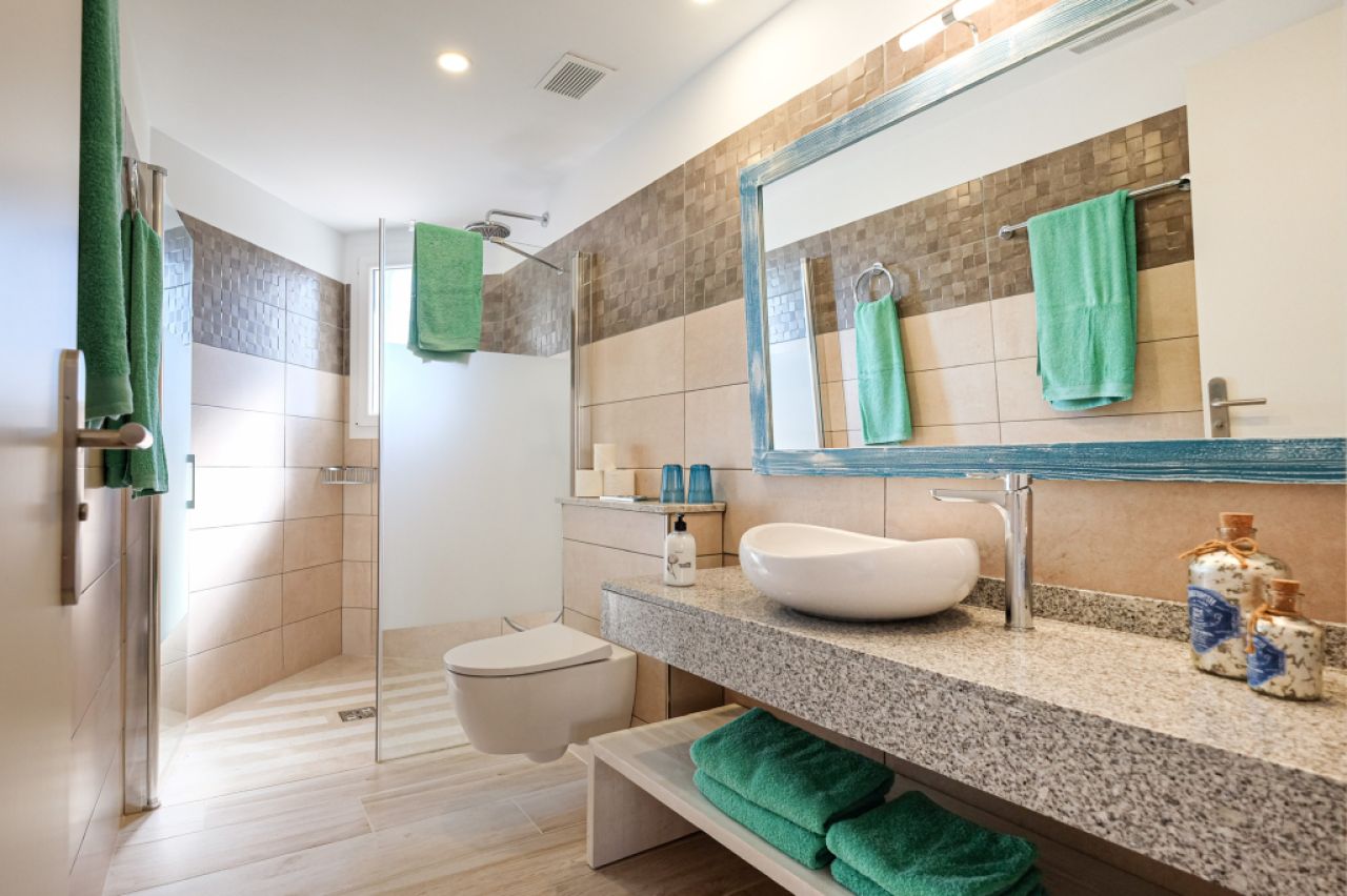 Großzügiges Reihenhaus mit Pool und Dachterrasse in SIllot