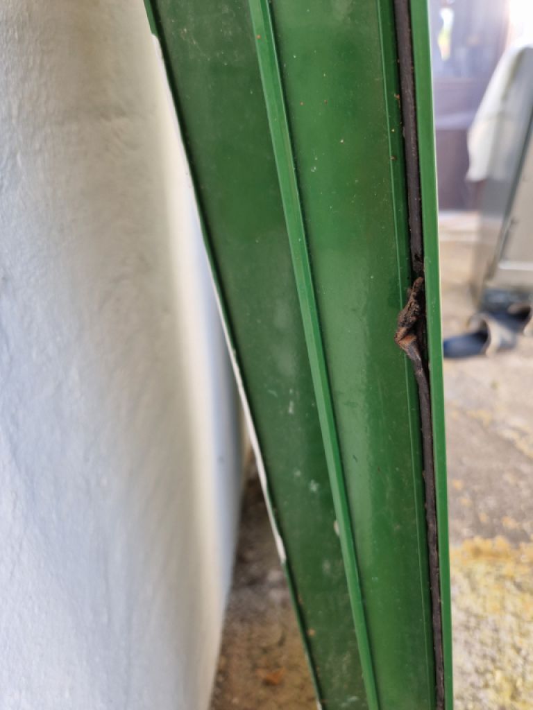 Persianas verdes (contraventanas) de aluminio.