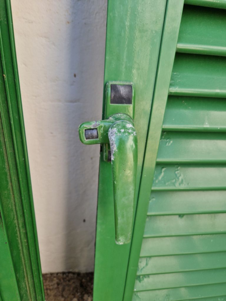 Persianas verdes (contraventanas) de aluminio.