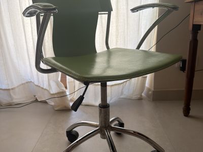 Grüner Stuhl zu verschenken