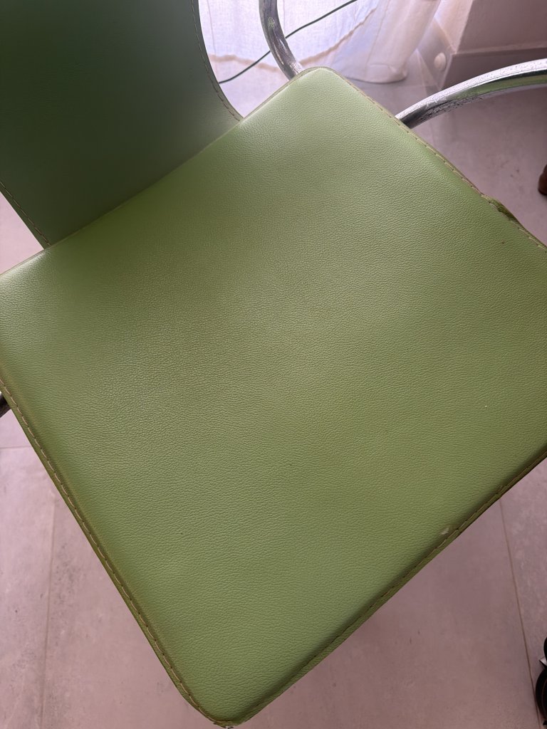 Grüner Stuhl zu verschenken
