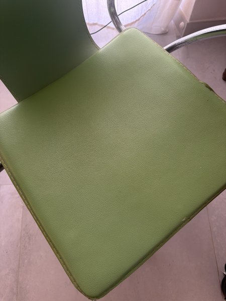 Grüner Stuhl zu verschenken