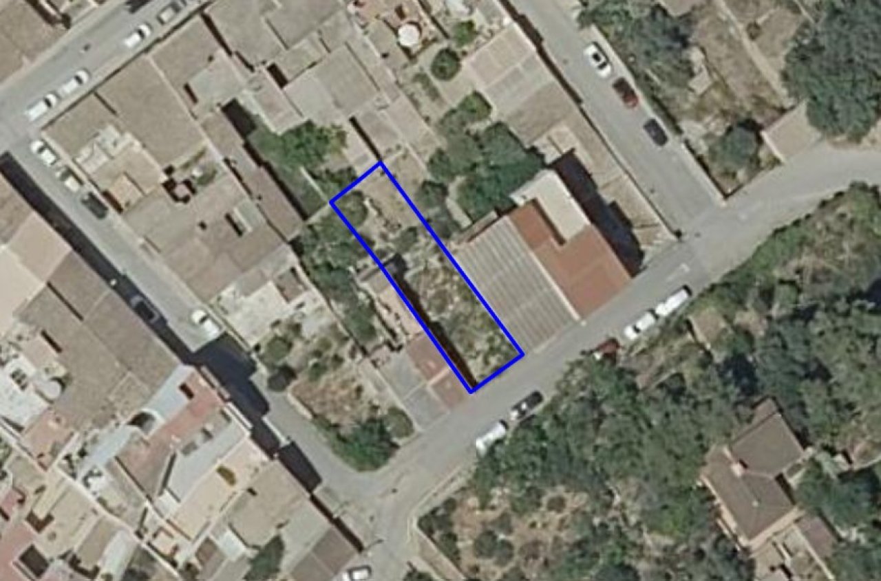 Plot of 240 m² for apartments or single-family home with excavation completed