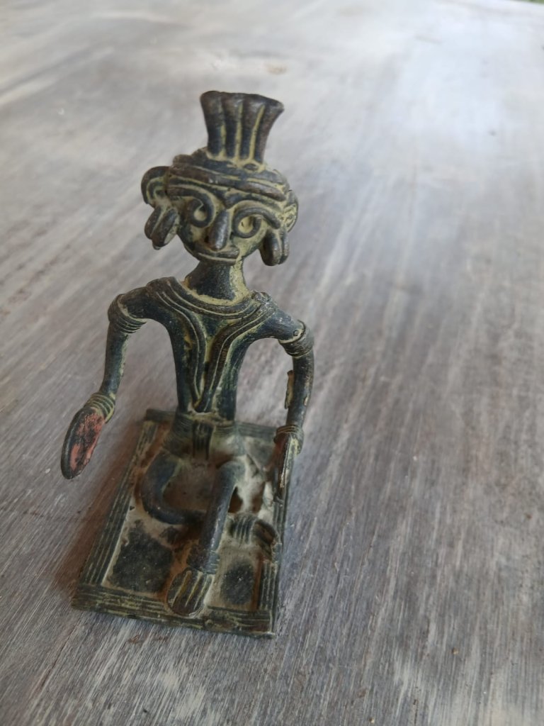 Handbemalte indische Holz & Ton und Dhocra-Bronce-Figuren