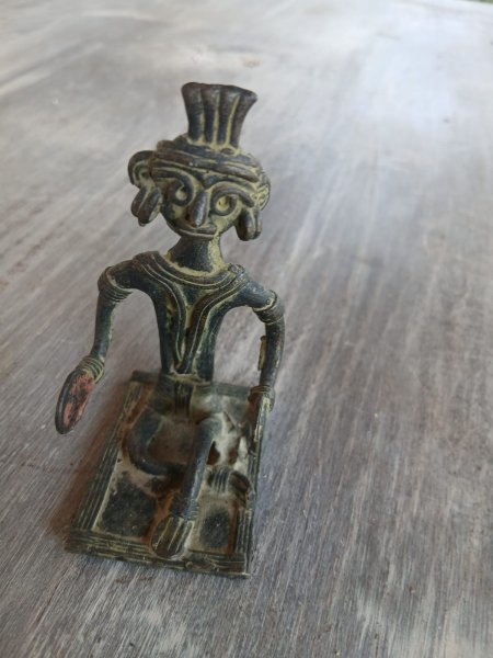 Handbemalte indische Holz & Ton und Dhocra-Bronce-Figuren
