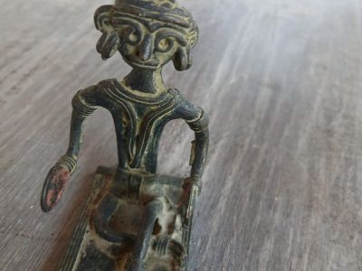 Handbemalte indische Holz & Ton und Dhocra-Bronce-Figuren