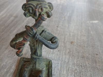 Handbemalte indische Holz & Ton und Dhocra-Bronce-Figuren