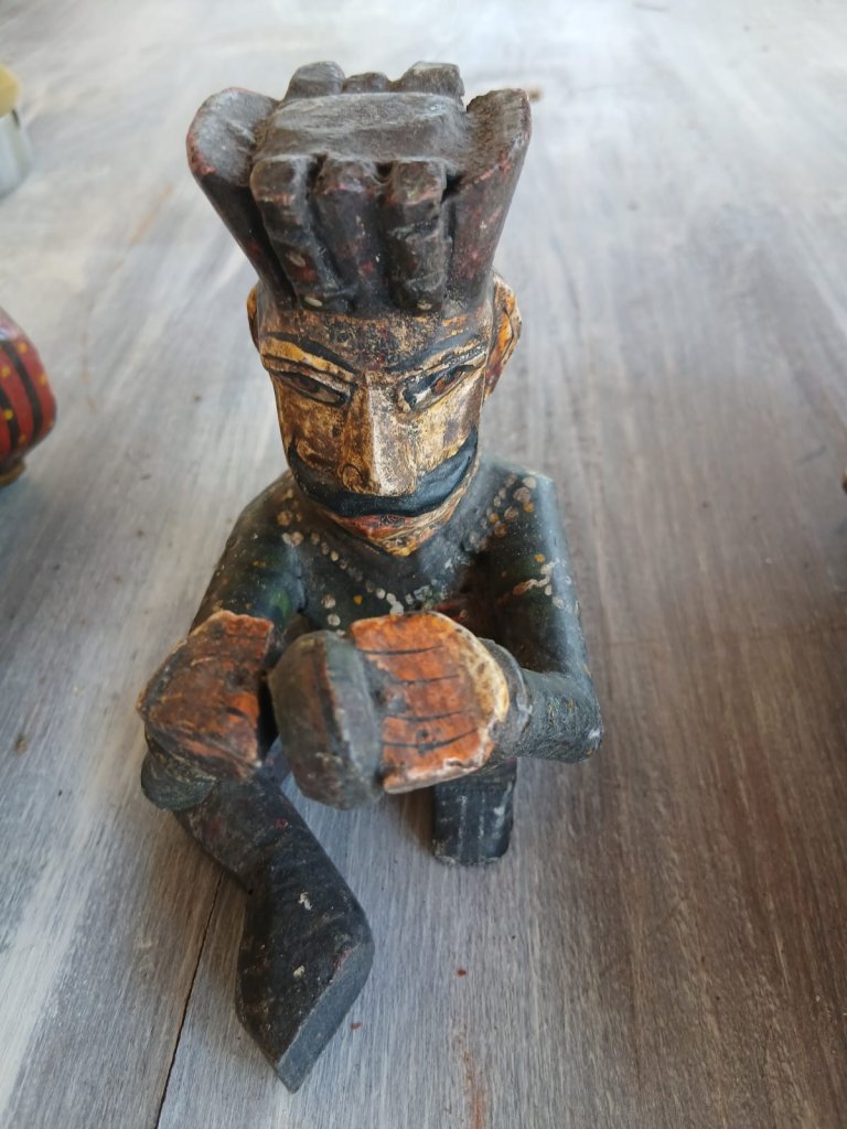 Handbemalte indische Holz & Ton und Dhocra-Bronce-Figuren
