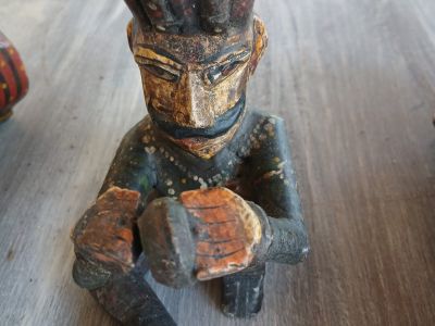 Handbemalte indische Holz & Ton und Dhocra-Bronce-Figuren