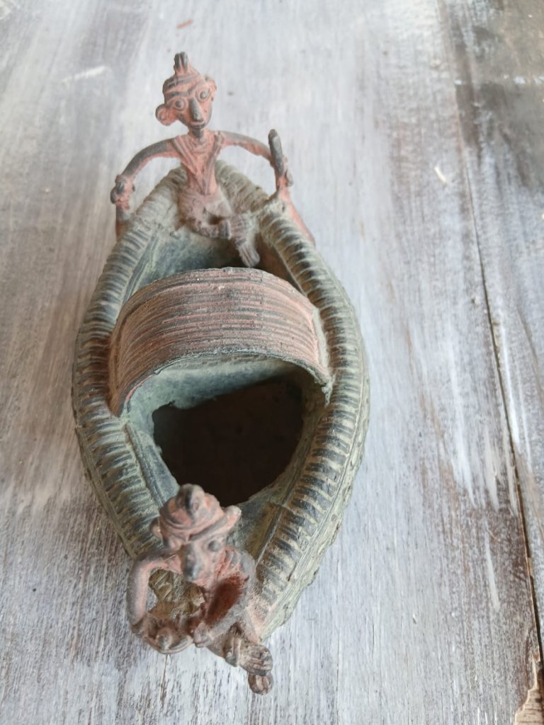 Handbemalte indische Holz & Ton und Dhocra-Bronce-Figuren