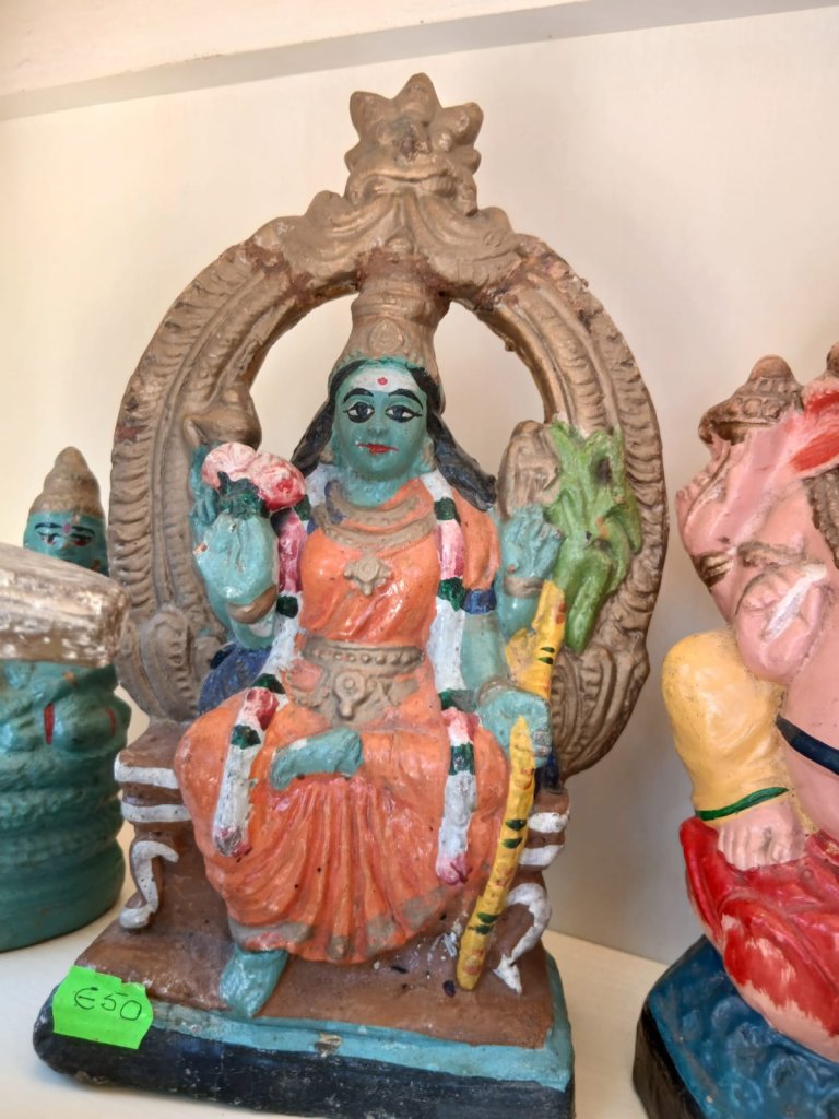 Handbemalte indische Holz & Ton und Dhocra-Bronce-Figuren
