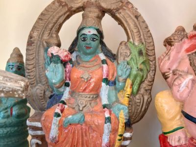 Handbemalte indische Holz & Ton und Dhocra-Bronce-Figuren