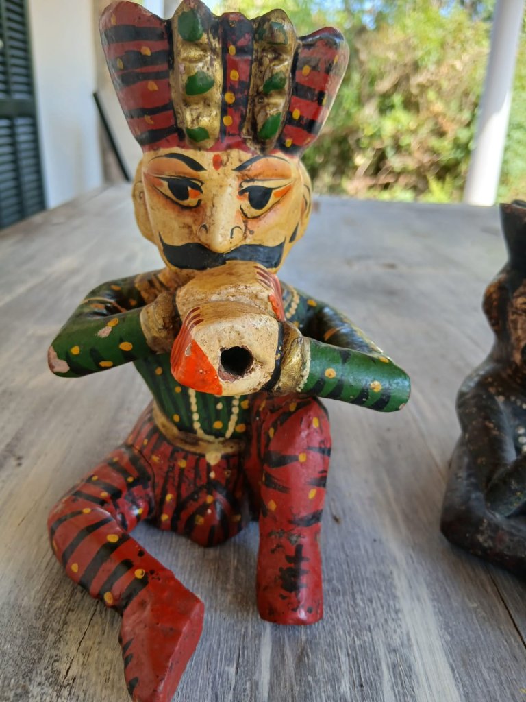 Handbemalte indische Holz & Ton und Dhocra-Bronce-Figuren