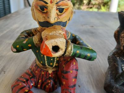 Handbemalte indische Holz & Ton und Dhocra-Bronce-Figuren
