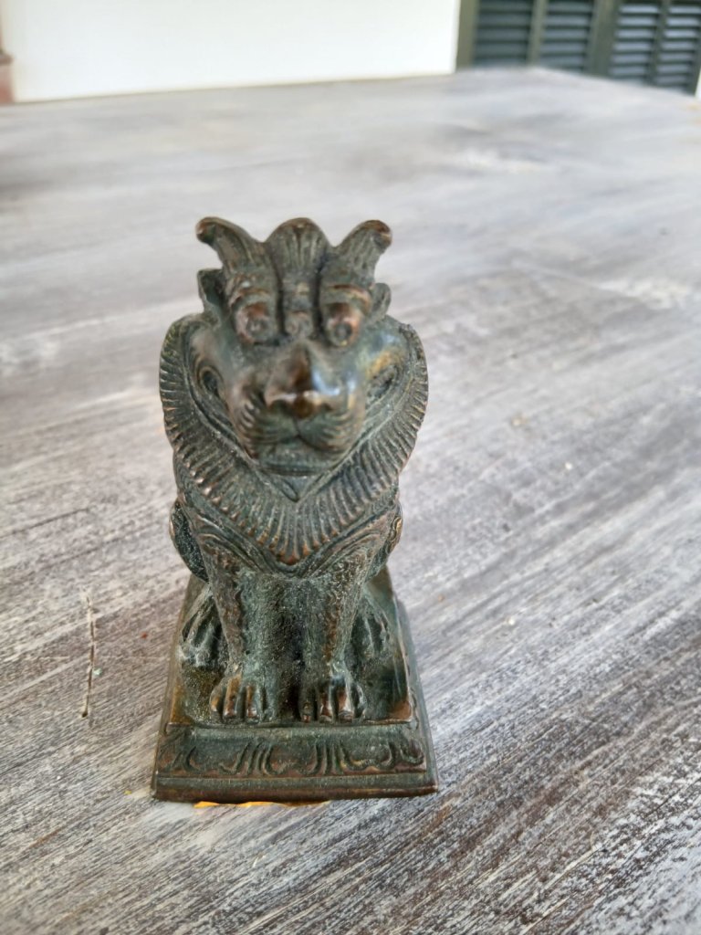 Handbemalte indische Holz & Ton und Dhocra-Bronce-Figuren