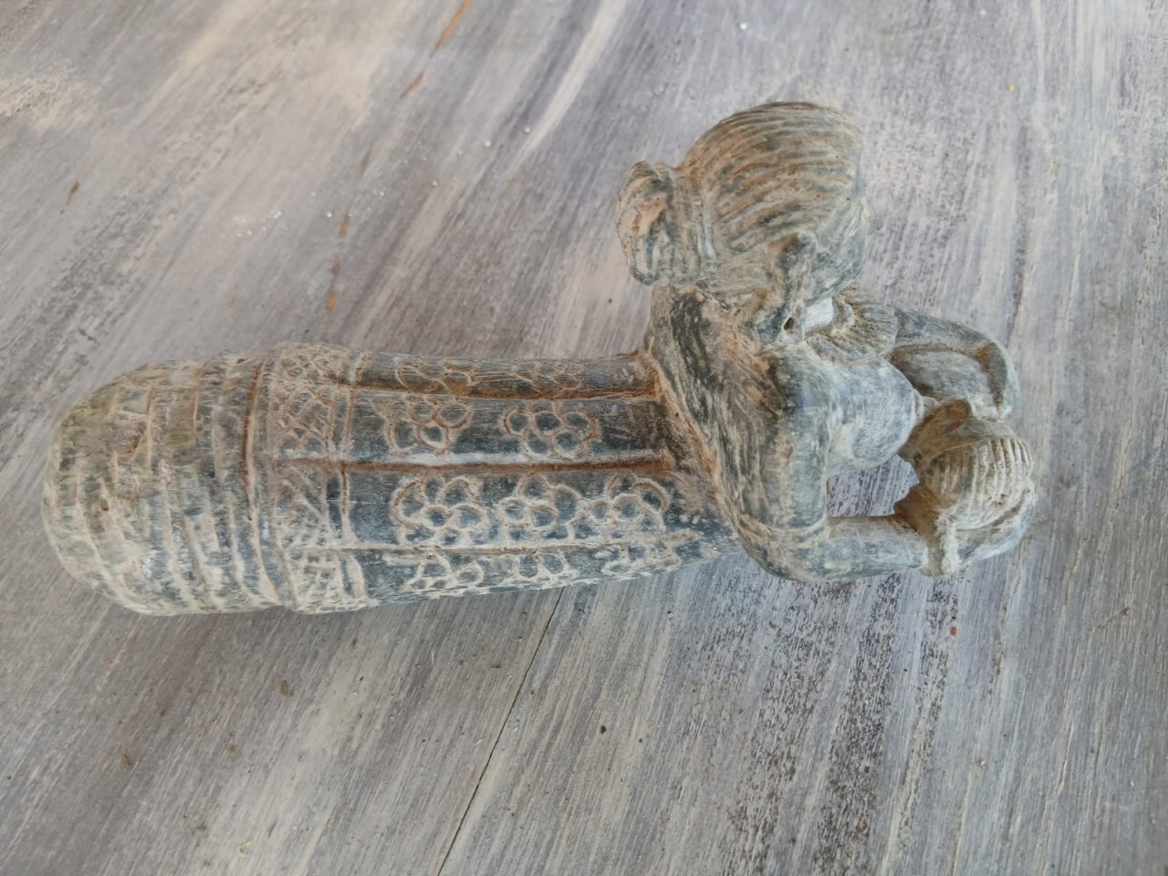 Handbemalte indische Holz & Ton und Dhocra-Bronce-Figuren
