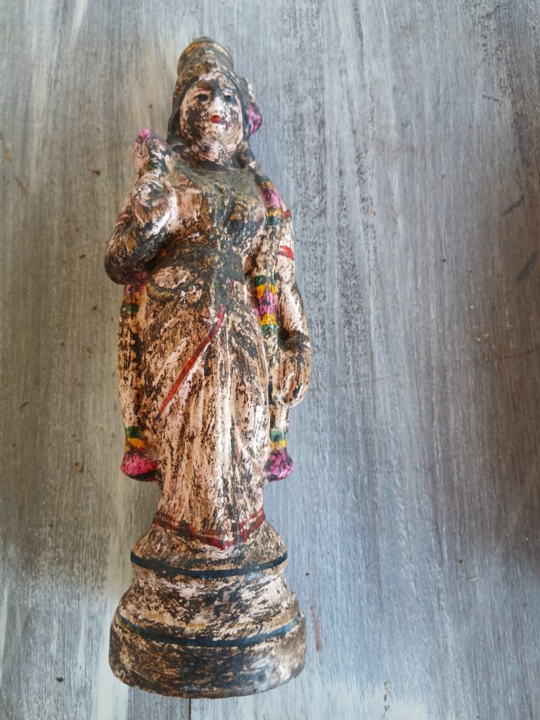 Handbemalte indische Holz & Ton und Dhocra-Bronce-Figuren