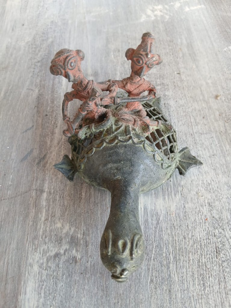 Handbemalte indische Holz & Ton und Dhocra-Bronce-Figuren