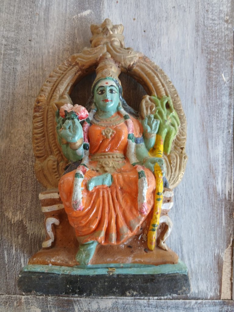 Handbemalte indische Holz & Ton und Dhocra-Bronce-Figuren