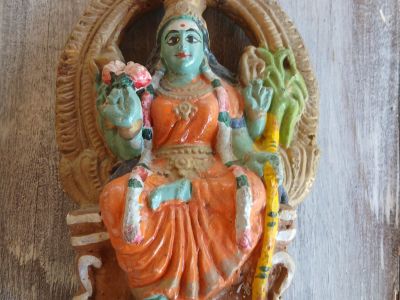 Handbemalte indische Holz & Ton und Dhocra-Bronce-Figuren