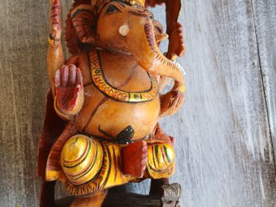 Handbemalte indische Holz & Ton und Dhocra-Bronce-Figuren