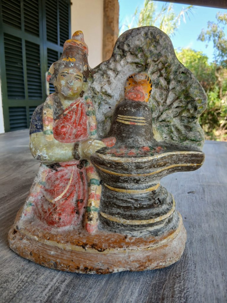 Handbemalte indische Holz & Ton und Dhocra-Bronce-Figuren