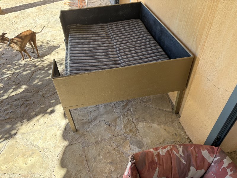 handgefertigtes Eisenbett für Hunde