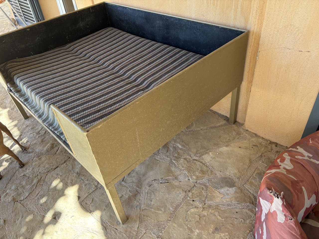 handgefertigtes Eisenbett für Hunde