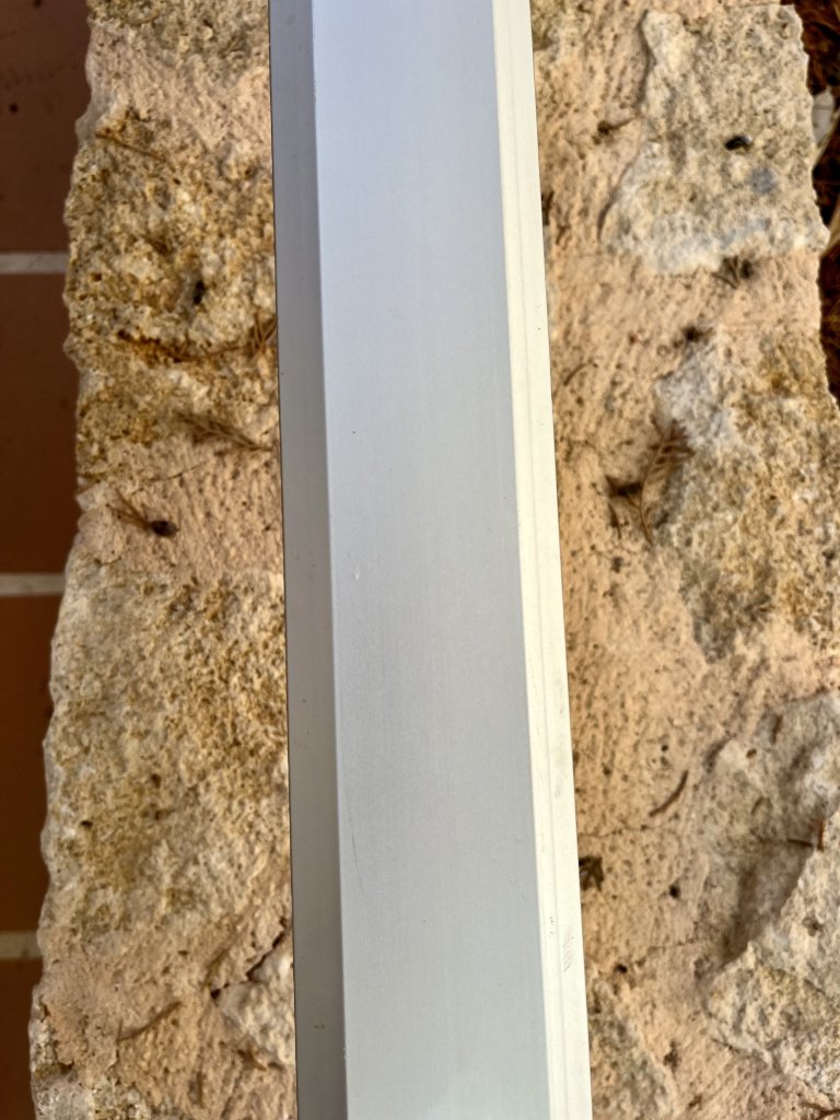 Handlauf Treppengeländer aus Alu, 6,04 m lang, 6 cm breit (un pretil / a handrail)