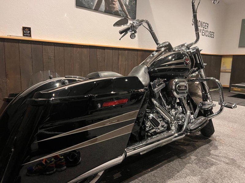 HARLEY-DAVIDSON Road King