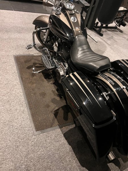 HARLEY-DAVIDSON Road King
